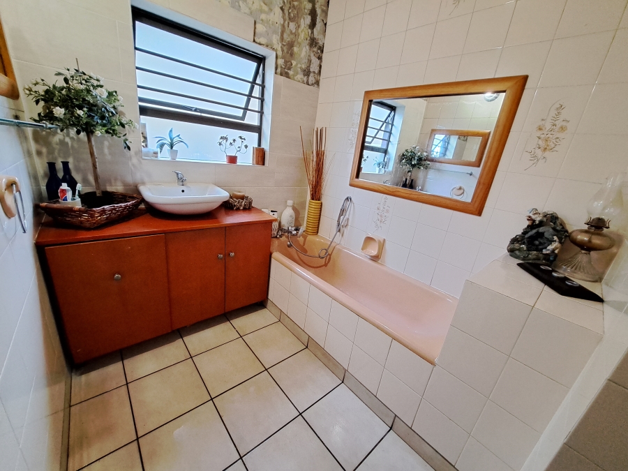 4 Bedroom Property for Sale in Avondale Western Cape